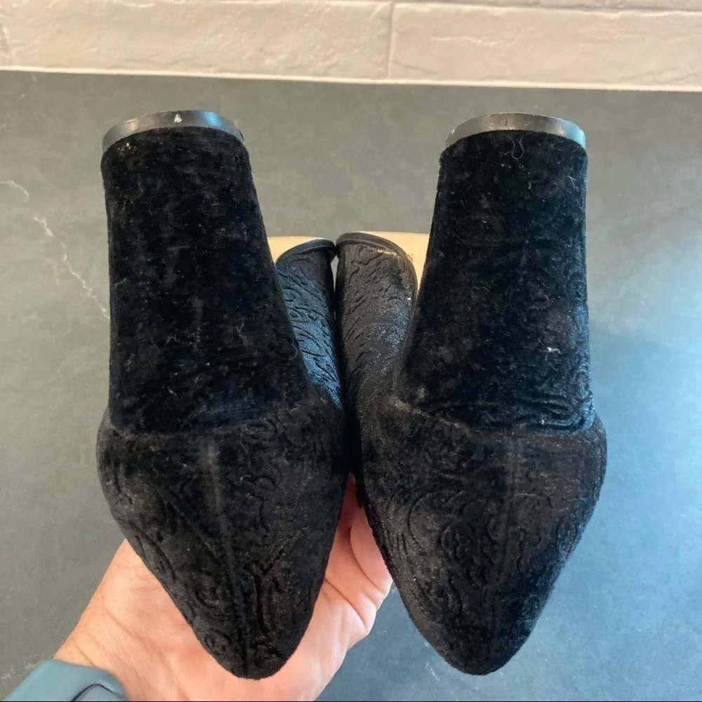 Vintage Phyllis Poland sz 8.5 black velvet pointy toe pumps